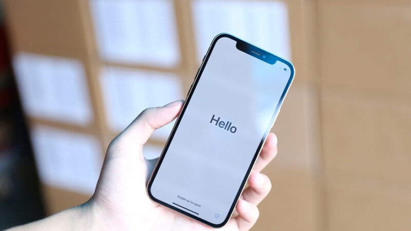 Xuất hiện dòng chữ hello trên màn hình điện thoại